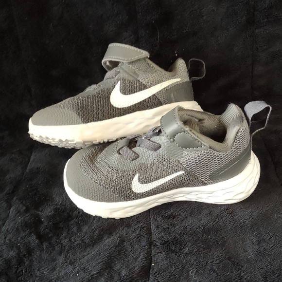 NIKE REVOLUTION 5 TODDLER Grey Running SHOES SIZE 4C BQ5673 Lightweight GOOD - Picture 10 of 15